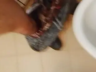 मैं युवा महिलाओं के बारे में सोचकर हस्तमैथुन करता हूँ।