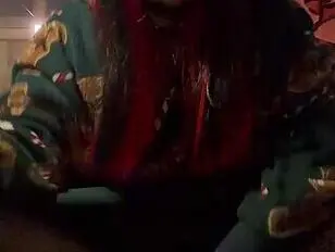 Disfrazada fumando y jugando para papá