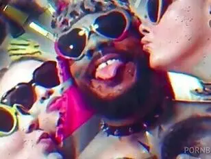 A angelical Skyler Banks deseja um pau preto grande e o recebe no cu.