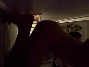 नग्न अवस्था में डिल्डो की सवारी