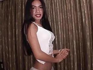 थाई हॉट गर्ल फातिदा सफेद लॉन्जरी में नग्न अवस्था में और भरपूर क्रीमपाई के साथ।