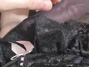 Ejakulation in schwarzen Höschen