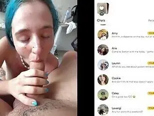 Chica cis con cabello azul y tetona