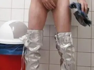 Erika,a gostosa,goza no banheiro.