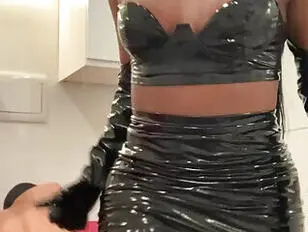 Чернокожая транссексуалка в латексе проникает мне в задницу в разных позах.