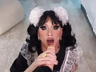 Femboy und Uni-Mädchen geben Blowjob
