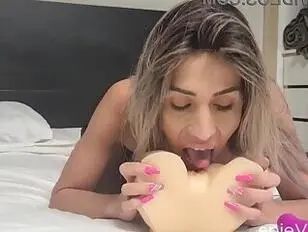 Paloma Veiga con su nuevo juguete sexual.