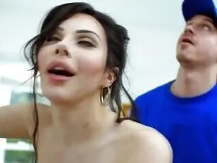 Figliastra troia sorpresa dalla matrigna trans mentre flirta