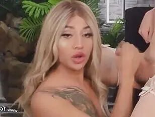 Eine sexy blonde Bombe in Strümpfen verehrt einen harten Schwanz wie eine echte Transfrau.