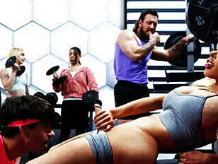 Debes ver este trío anal en el gimnasio.