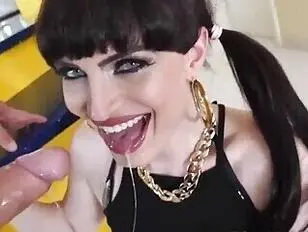 Natalie Mars recibe una mamada con coletas antes de una penetración anal placentera - TranssexualAngel