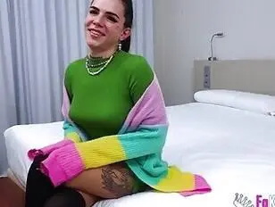 Jovem latino transa com MILF transexual
