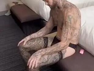 Giselle Driller fica sexy quando transa com seu namorado tatuado de meias e goza nele.