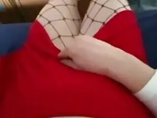 मैं खुद से खेल रही हूँ और अपनी तंग योनि में संभोग कर रही हूँ।