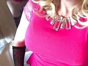 Sissy Erika69tv usando um top rosa fofo de sissy