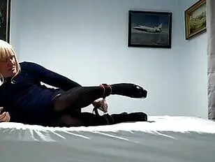 डेज़ी को गहरे नीले रंग की तंग पोशाक में बांध दिया गया है।