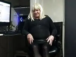 DAISY MASTURBÁNDOSE EN UNA SILLA CON FALDA DE CUERO NEGRA