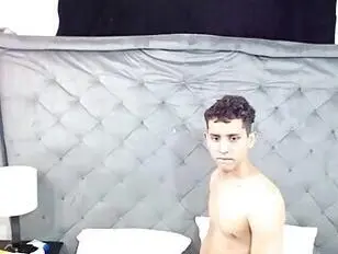 Domina transexual fazendo sexo oral em seu namorado submisso