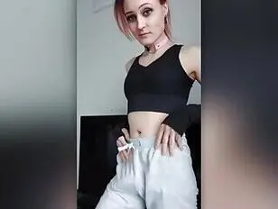Ellen Rain,uma ruiva trans fofa,magra e baixinha,brinca com seu grande pênis e goza na frente da câmera.