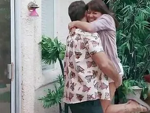 Hij raakte haar benen aan en liet haar zijn geslachtsdelen zien.