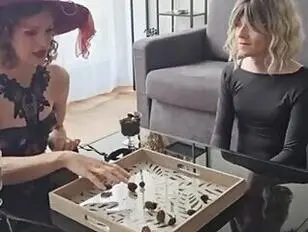 Twee transseksuelen zoenen en hebben vervolgens seks.