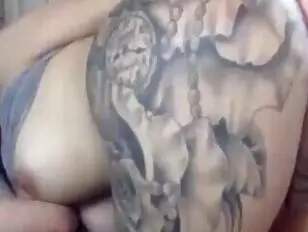 Sexy großer tätowierter Arsch auf deinem Gesicht