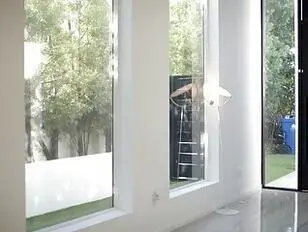 Leah Hayes toma una gran polla y recibe un facial