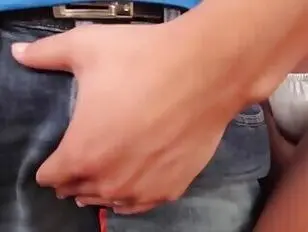 Une prostituée travestie se met à quatre pattes