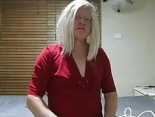 DAISY ATADA CON UNA FALDA DE CUERO ROJO Y NEGRO AJUSTADA