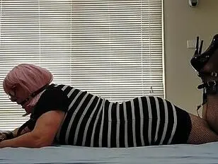 डेज़ी को काले और सफेद रंग की तंग पोशाक में बांध दिया गया है।