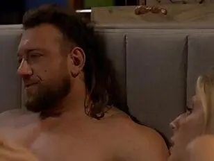 Jade Venus se réveille avec la gueule de bois avec un grand gaillard musclé et ils ne se souviennent de rien,alors ils font l'amour quand même.