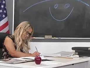 Сексуальный молодой красавец трахает учительницу