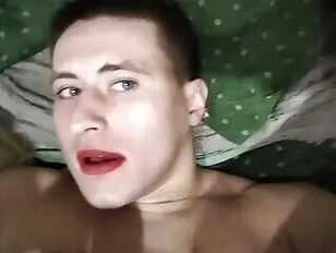 Joven gay sexy se chupa la polla