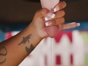 Die verrückten Cowgirls Kasey Kei und Izzy Wilde vögeln die weibliche Landarbeiterin.