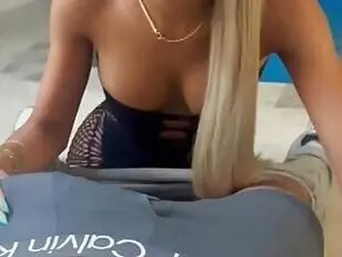 La sexy TS Trinity Taylor scopa con un amico