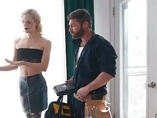 Femboy Troy River ripara l'installatore del firewall con il suo cazzo di jack qui dentro