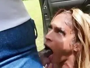 Travesti negra se quita las bragas a un lado y tiene sexo al aire libre