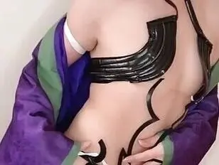 Lindo cosplay asiático de consolador