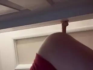 La sorellastra trans si scopa con un dildo