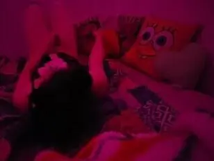 Ce travesti mignon a besoin d'une vraie bite