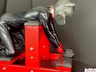 Karabella tortura a su perrito con juguetes de PVC antes de follarlo.