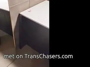 Travesti asiática deslumbrante sendo ejaculada