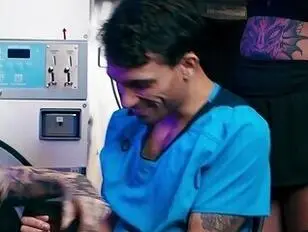 Bobbi Rose e Amy Nosferatu fanno sesso in una lavanderia a gettoni