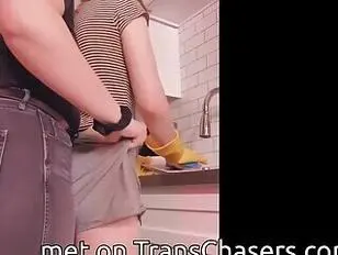 Duas travestis excitadas transam na cozinha