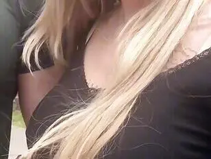 A francesa safada Belle Haze é fodida com força por um cara musculoso.