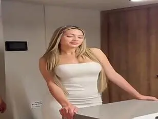 Uma gata estonteante é penetrada sem camisinha por um pau enorme.