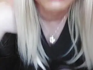 ChloeX spielt mit einem Dildo