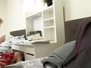 Lena Moon fue chupada y follada por un amigo de la universidad.