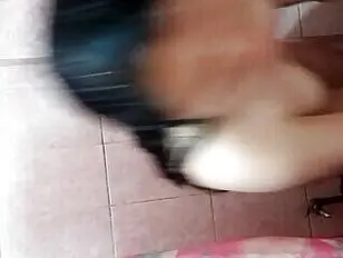 Een sexy meid laat haar behaarde poesje zien terwijl ze in bad zit.