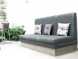 Chaka,ricoperto di tatuaggi,si gode appieno il regalo della sua serata con una transessuale.